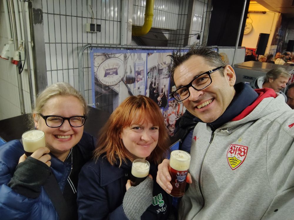 3 cute middle aged white people with Altbier.