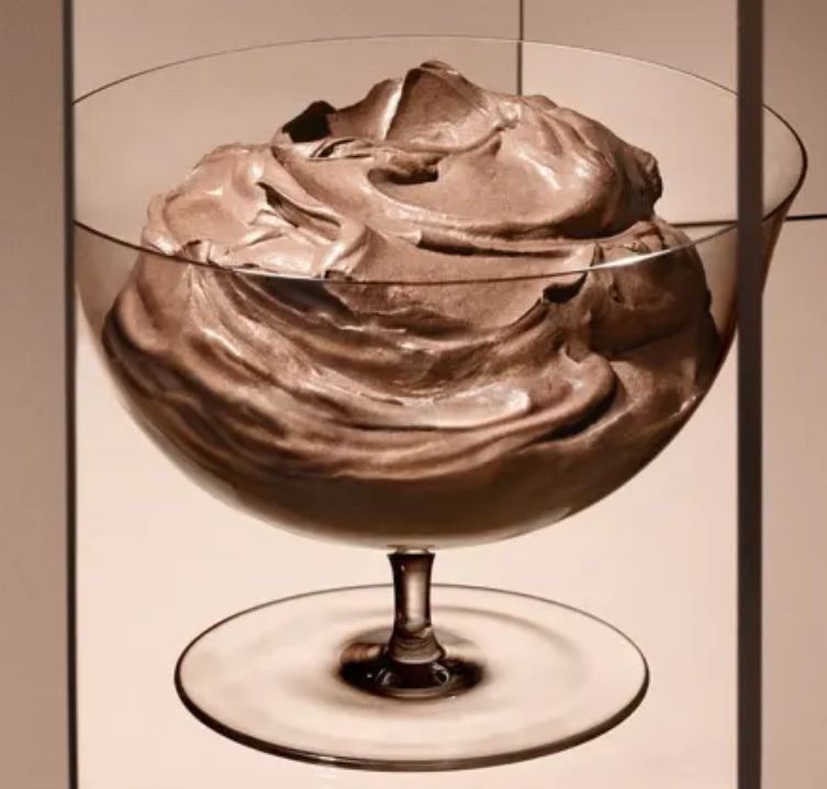 Una copa de una dudosa materia marrón que dicen que es una mousse pero parece otro tipo de sustancia blanda y marrón. 