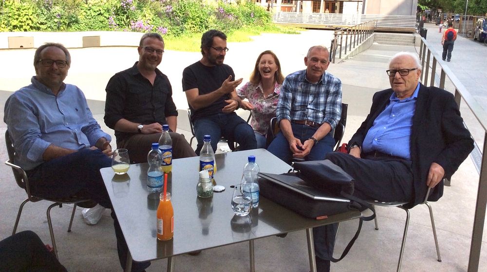 Groupe de personnes sur la terrasse du musée d’ethnographie