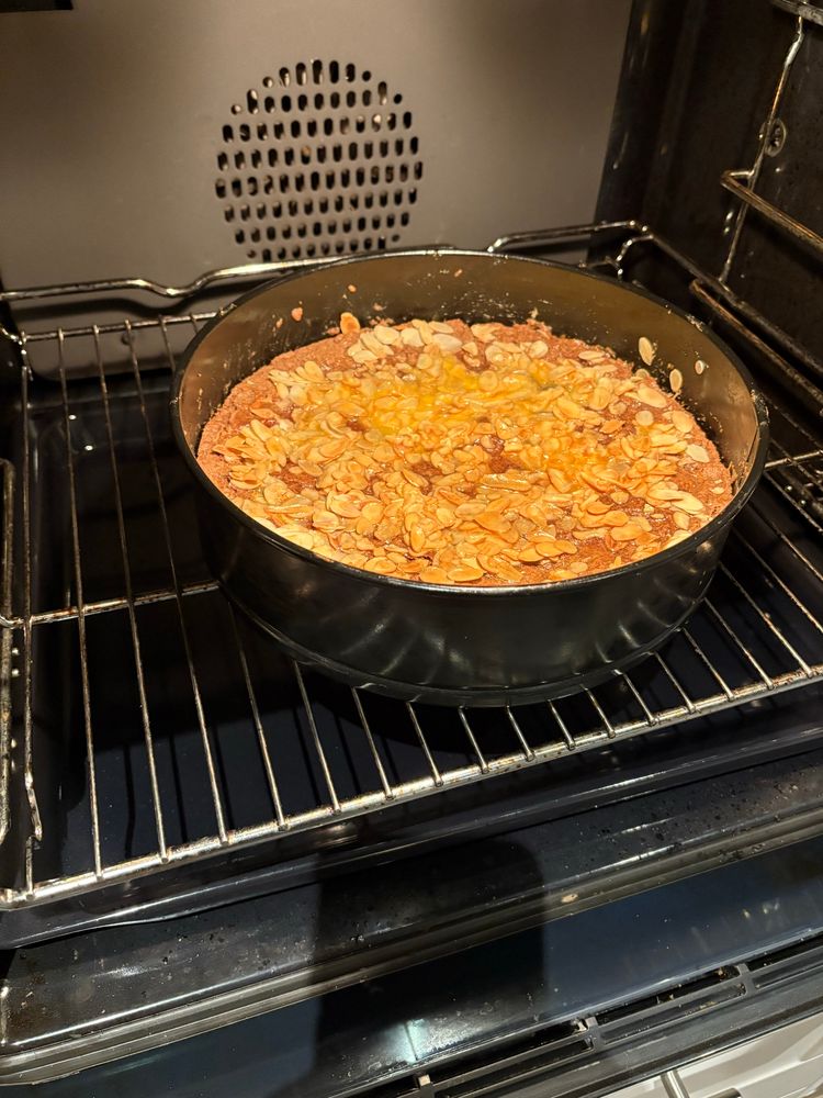 Taartvorm met gevulde speculaas staat af te koelen in de oven. 