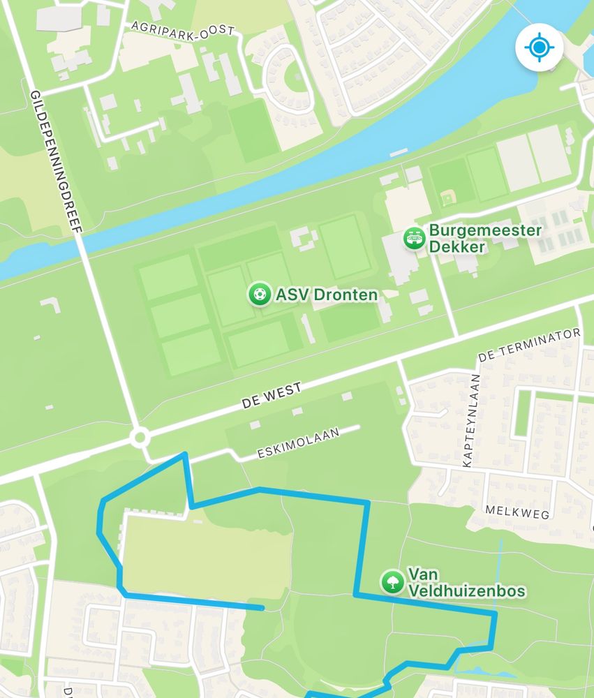 Het lichtgroene vlak is de ijsbaan. Het rechtsboven kwart wordt gebruikt om grond te spoelen, dat wordt afgegraven rechtsonder de ijsbaan, daar waar ik de tracker aanzette. 