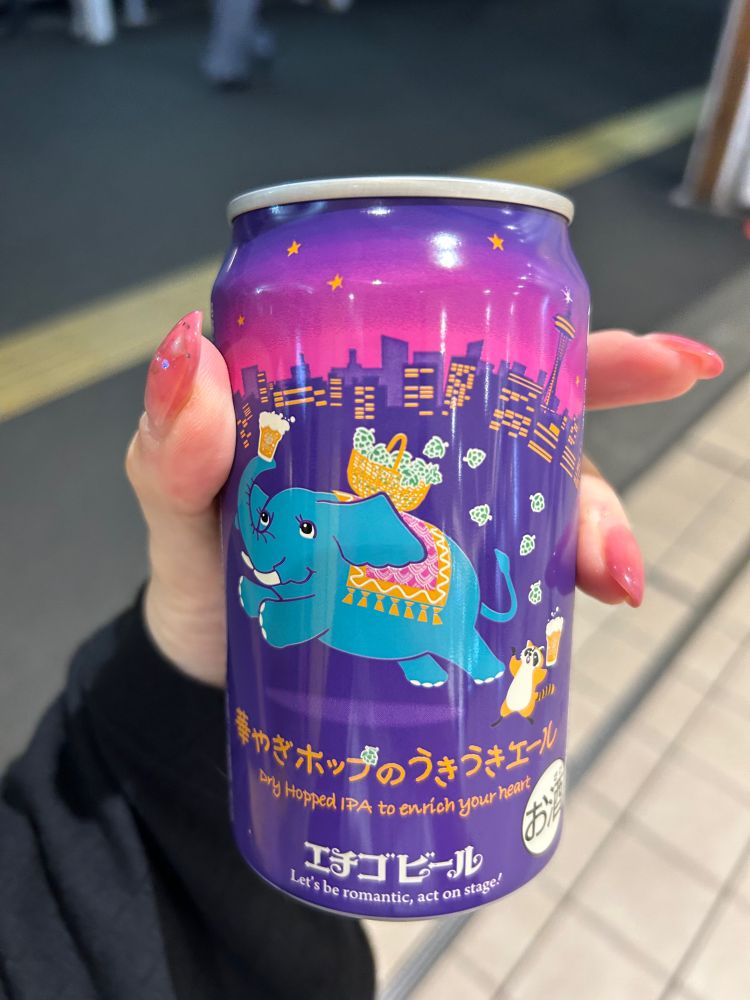 缶ビールを持った女性の手