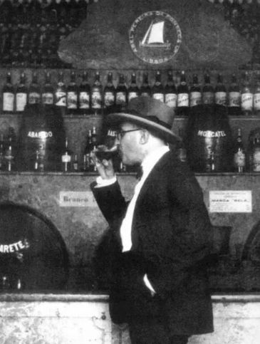 Fernando Pessoa tomando.