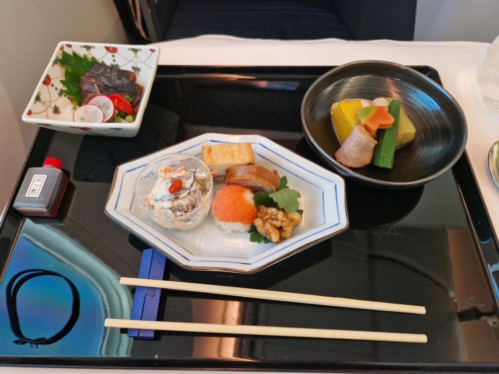 Japanische Vorspeisen in Flugzeug von ANA