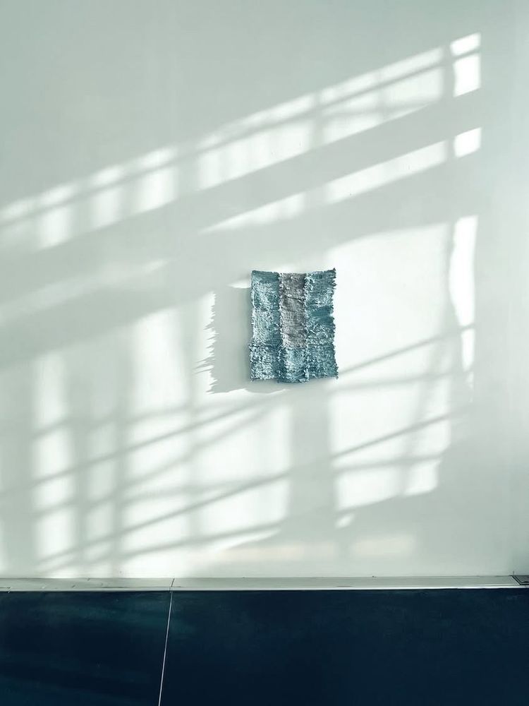 Galerie Norbert Arns, Köln 
Autobiografische Kleidung, zerschnitten, gewebt.

#material #ethik 