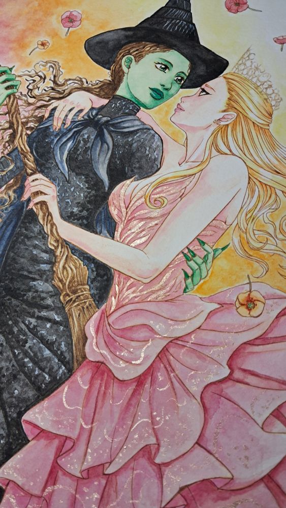 La misma imagen, pero en un ángulo diferente para apreciar los detalles de brillos dorados en el vestido y corona de Glinda.

Same image but in a different angle to show the shiny golden details on Glinda's dress and crown.