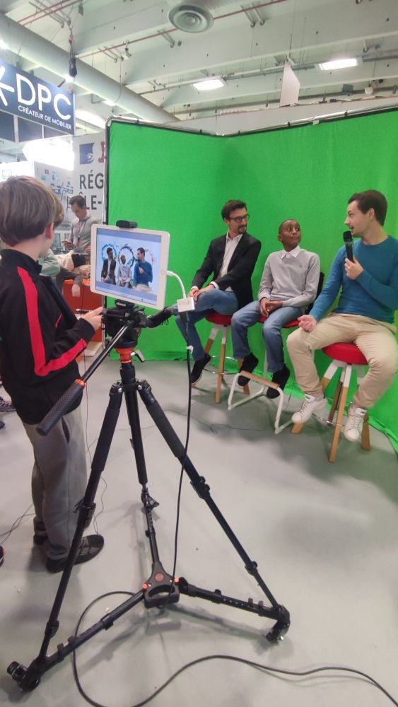 Interview de journalistes sportifs par des élèves au salon Educatech