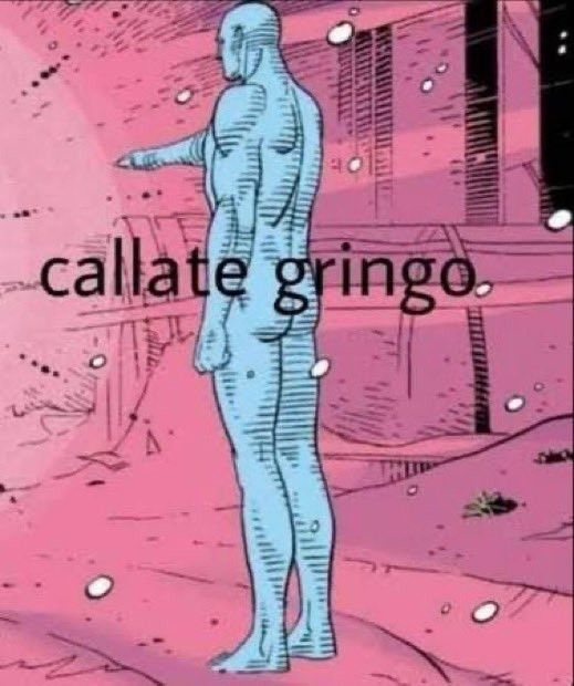Dr Manhattan com o texto "callate gringo" escrito na frente
