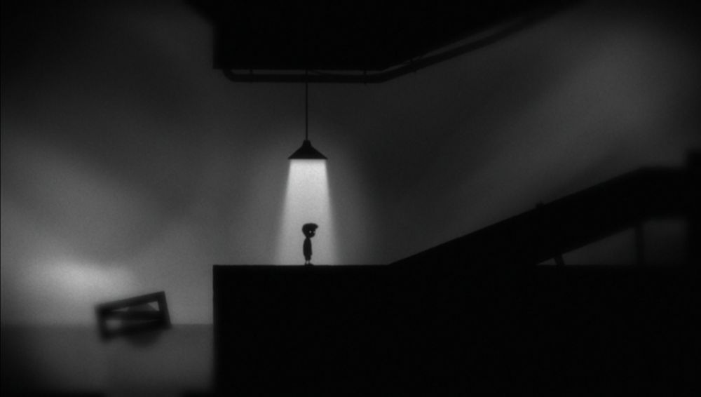 Frame do jogo Limbo, em que a silhueta de uma criança aparece em pé sob a luz de uma luminária de teto em um cenário sombrio.