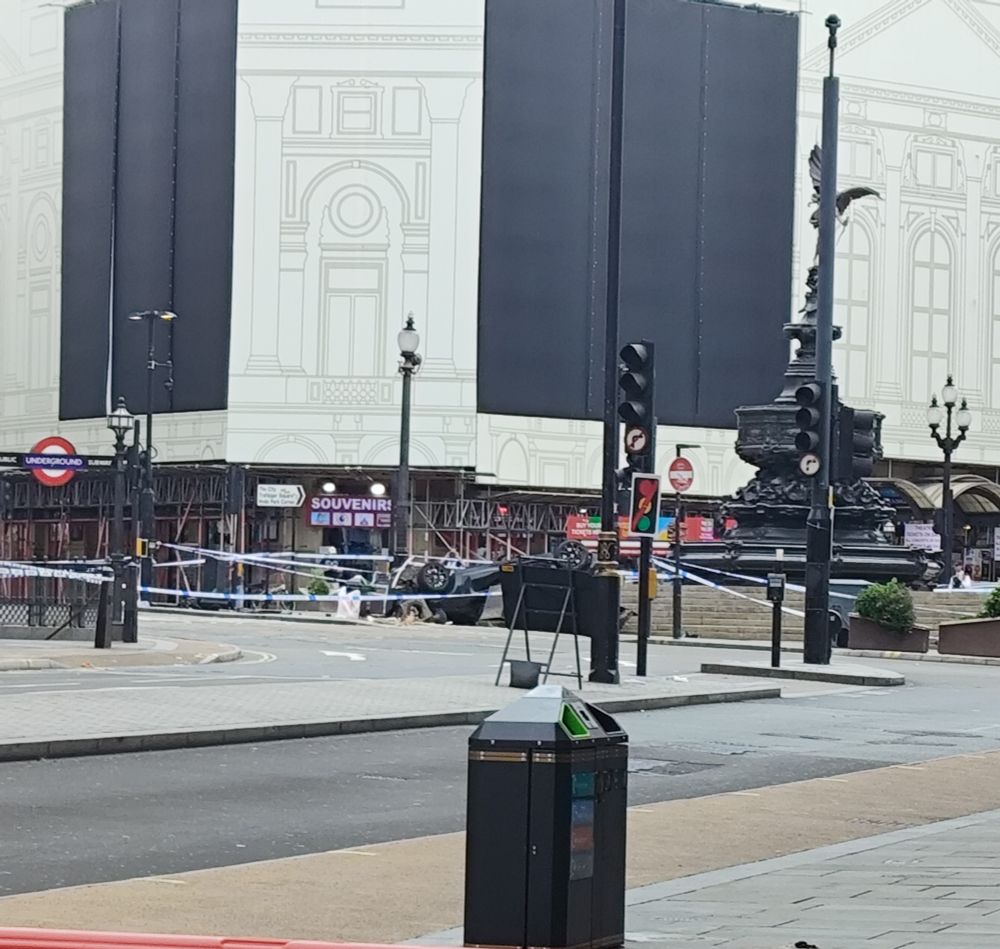 Car boca abajo estampado en la fuente de Piccadilly. 