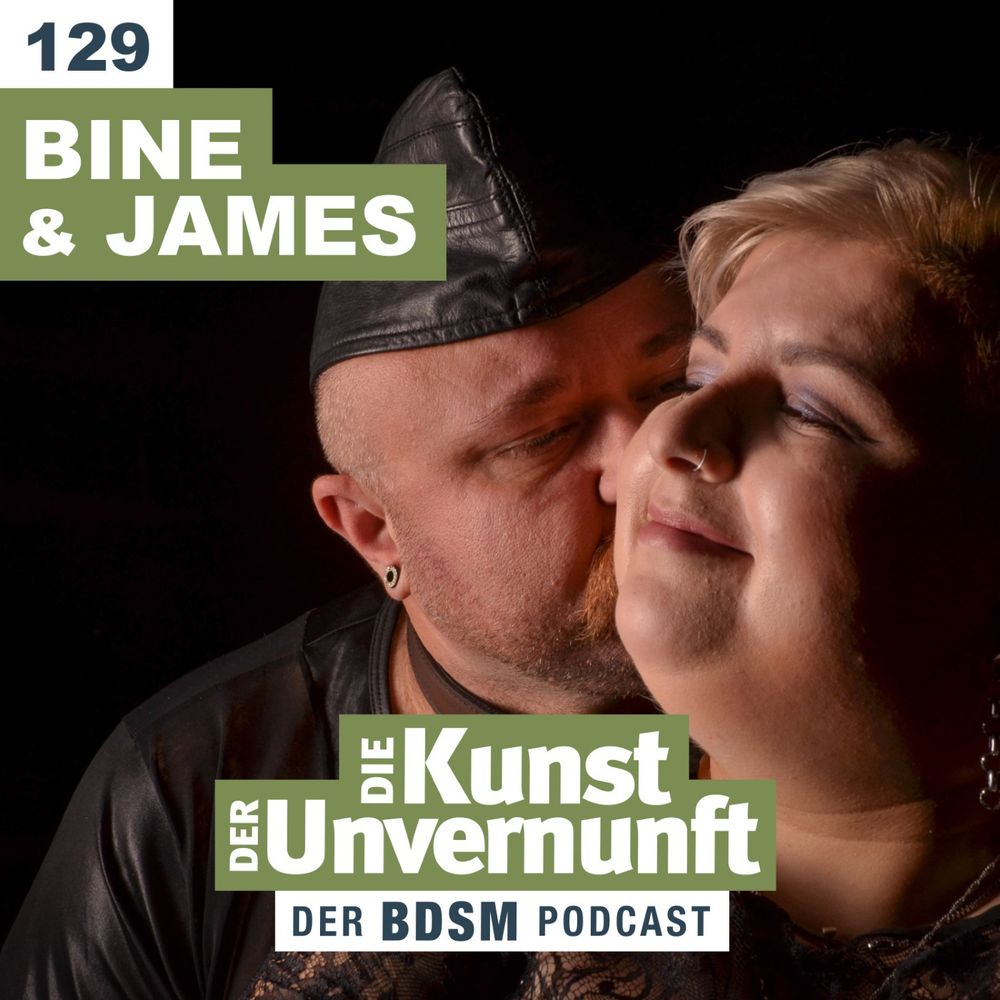 Podcast-Cover von „Die Kunst der Unvernunft“ Folge 129 mit Bine & James: Ein Paar in inniger Pose, James küsst Bine zärtlich am Ohr, beide in BDSM-inspiriertem Look vor dunklem Hintergrund. Der Titel und das Podcast-Logo sind prominent eingeblendet.
