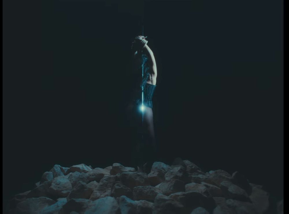 Screenshot, LISA "BORN AGAIN" feat. Doja Cat & RAYE (Kink In Pop Culture- music videos, 2025)
.

https://youtu.be/kbEC-AGr9n0?si=9Bk8tbEwBk3mgBl4

Video features Doja Cat in bondage


Continue reading-
https://www.tumblr.com/theakandrewscollection/802563897924157440/lisa-born-again-feat-doja-cat-raye-music?source=share


#KinkInPopCulture #kink #bdsm #fetish #LISA BORN AGAIN
#Doja Cat
#Lisa
#Music videos
#2025
#2020s
