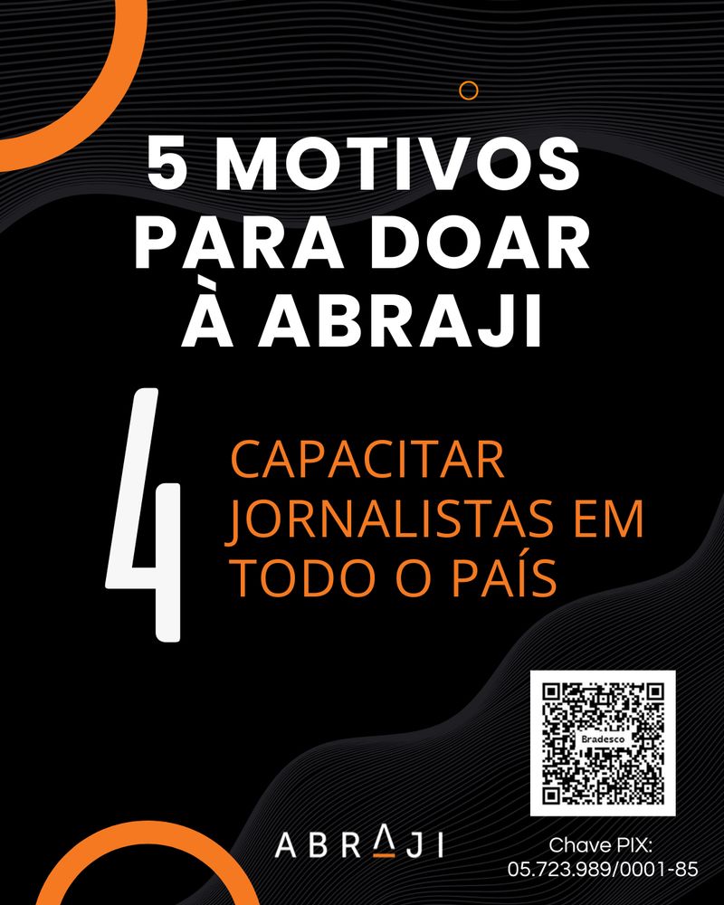 Esta imagem tem fundo preto, com linhas onduladas cinzas e detalhes laranja. Um grande 4 branco aparece à esquerda. O texto, em laranja, afirma: “CAPACITAR JORNALISTAS EM TODO O PAÍS”. No inferior direito há o QR code e a Chave PIX (CNPJ): 05.723.989/0001-85. O logotipo da Abraji está central abaixo. Fim da descrição. 