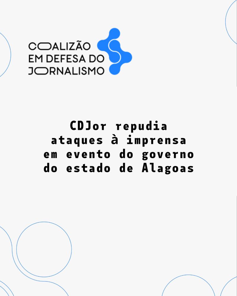 Imagem com fundo branco exibindo o logotipo da Coalizão em Defesa do Jornalismo no topo, formado por formas arredondadas em azul e texto em preto. Abaixo, em letras grandes e pretas, lê-se: ‘CDJor repudia ataques à imprensa em evento do governo do estado de Alagoas’. O layout inclui círculos finos em azul espalhados pelos cantos da imagem como elementos gráficos.