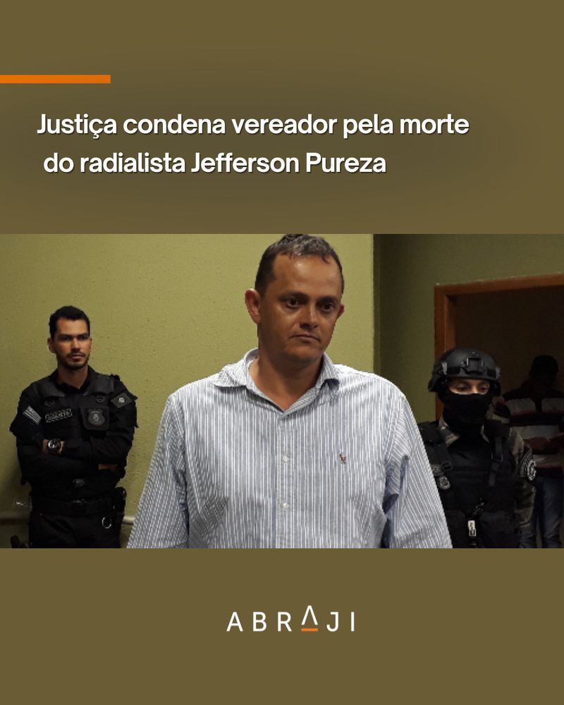 Homem escoltado por policiais dentro de um prédio público; ele veste camisa social listrada e aparece sério, enquanto dois policiais armados estão ao fundo. Acima da foto, há um título em português informando a condenação de um vereador pela morte do radialista Jefferson Pureza. Na parte inferior, aparece o logotipo da Abraji. Fim da descrição.