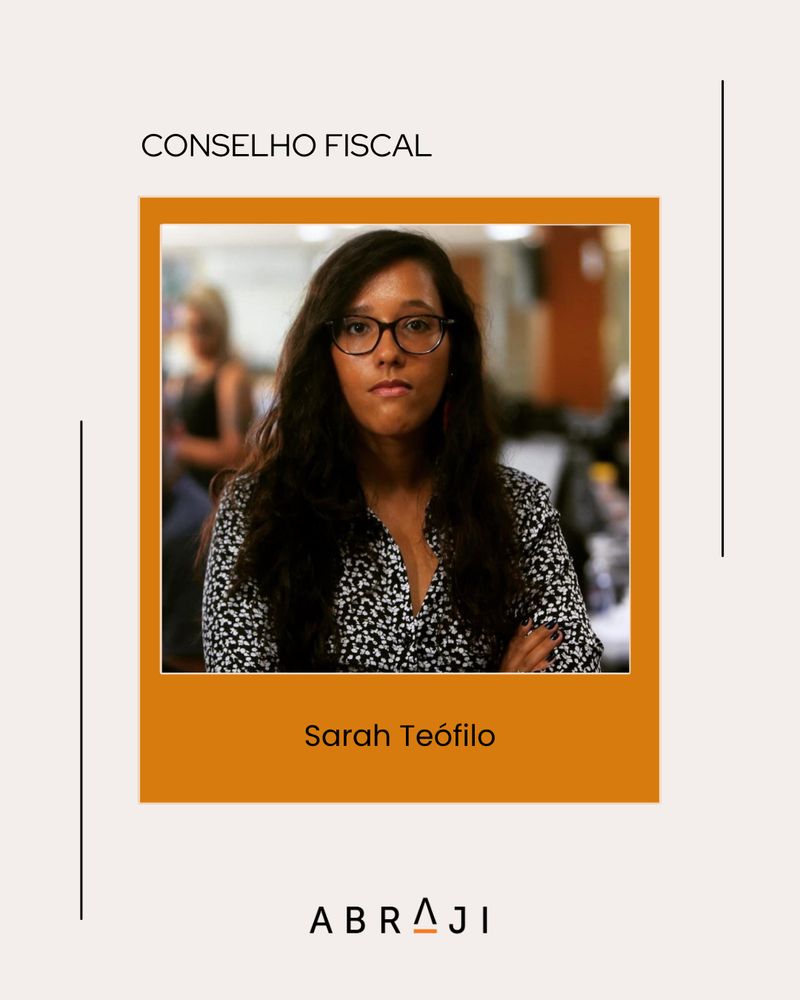 Imagem 15: Foto de Sarah Teófilo em ambiente interno, com outras pessoas desfocadas ao fundo. Texto: “Conselho Fiscal — Sarah Teófilo”. Logotipo da Abraji abaixo.