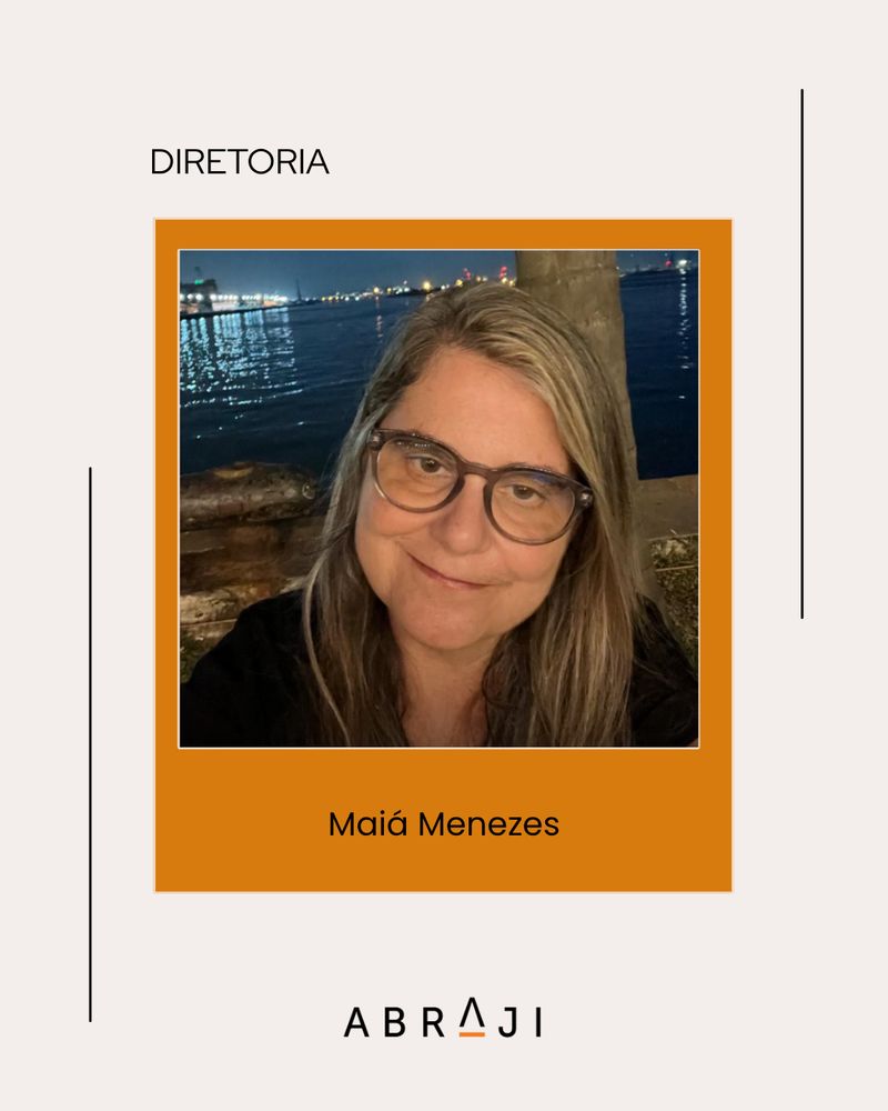 Imagem 9: Foto de Maiá Menezes à noite, com o mar e luzes urbanas ao fundo. Texto: “Diretoria — Maiá Menezes”. Logotipo da Abraji abaixo.