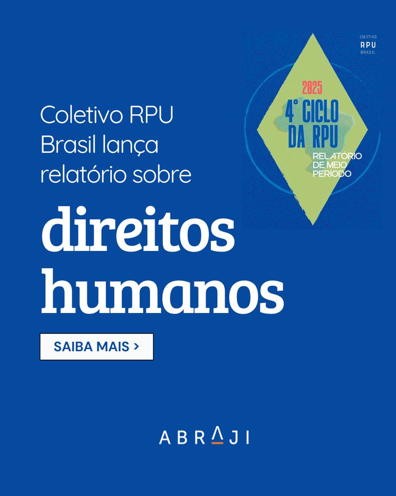 Card em fundo azul. À esquerda, em letras brancas, lê-se: “Coletivo RPU Brasil lança relatório sobre direitos humanos”. A palavra “direitos humanos” aparece em destaque, em fonte grande e negrito. Abaixo, botão branco escrito “SAIBA MAIS >”. No canto inferior, está o logotipo da Abraji. À direita, há um losango verde com a inscrição “2025 – 4º Ciclo da RPU – Relatório de Meio Período”.