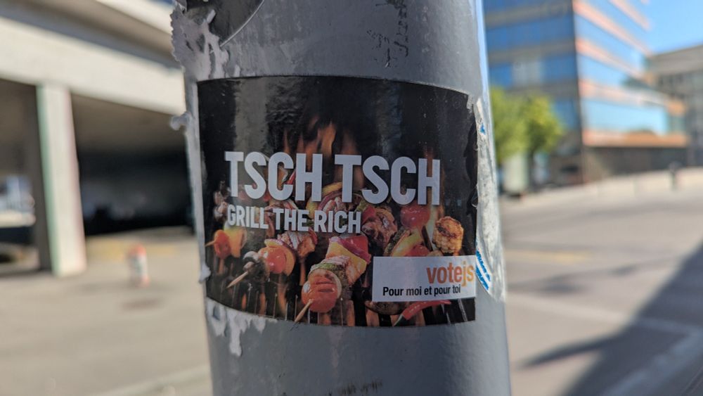 Affiche imitant les publicités pour la Coop avec le slogan "Tsch-tsch grill the rich - votejs pour moi et pour toi". 