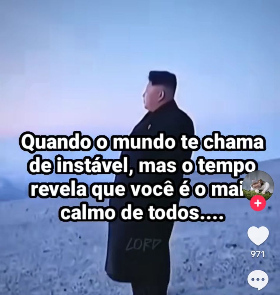 Foto do líder supremo da Coreia do Norte com os dizeres "quando o mundo te chama de instável mas o tempo revela que vc é o mais calmo de todos"