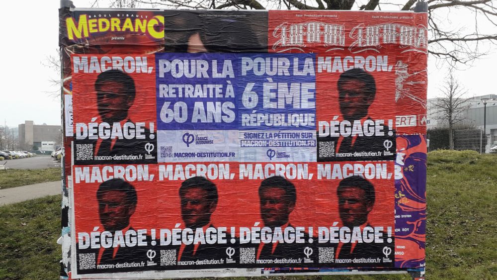 Photo d’un collage de plusieurs d’affiches de la LFI avec soit Macron Dégage dessus, soit la demande de la 6ème république.