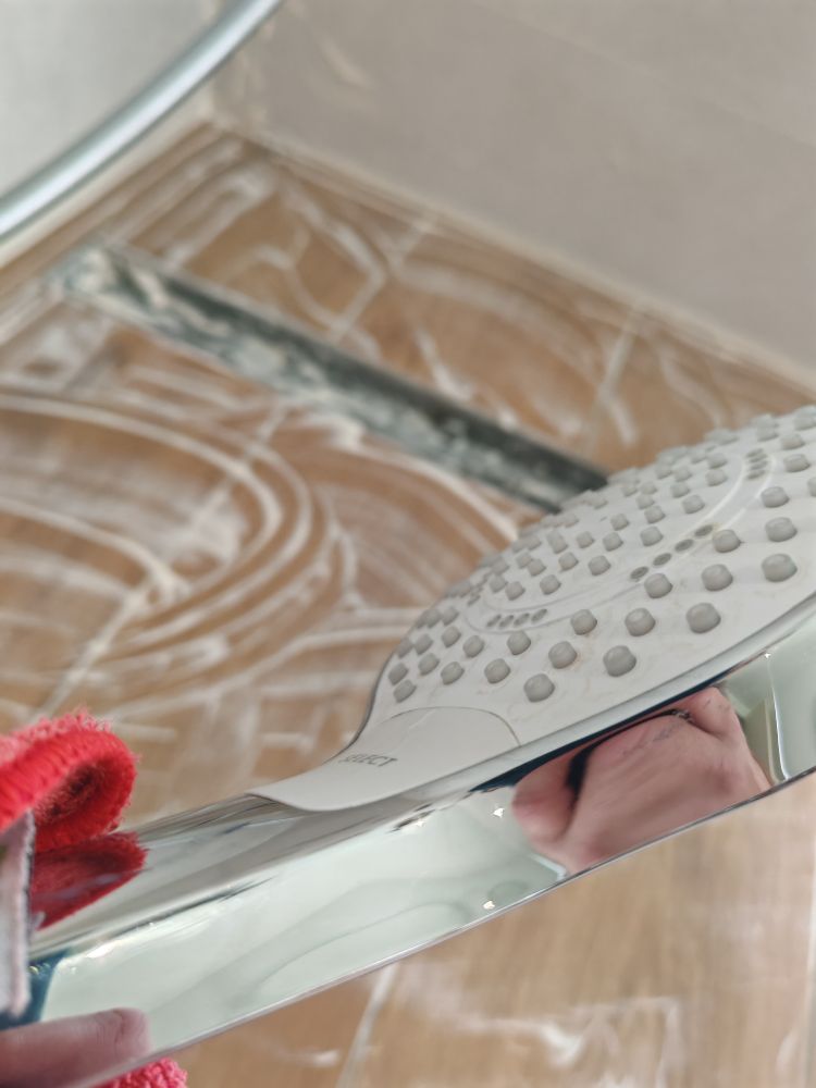 Douche en cours de lavage (crème à récurer et argile pour la brillance). 