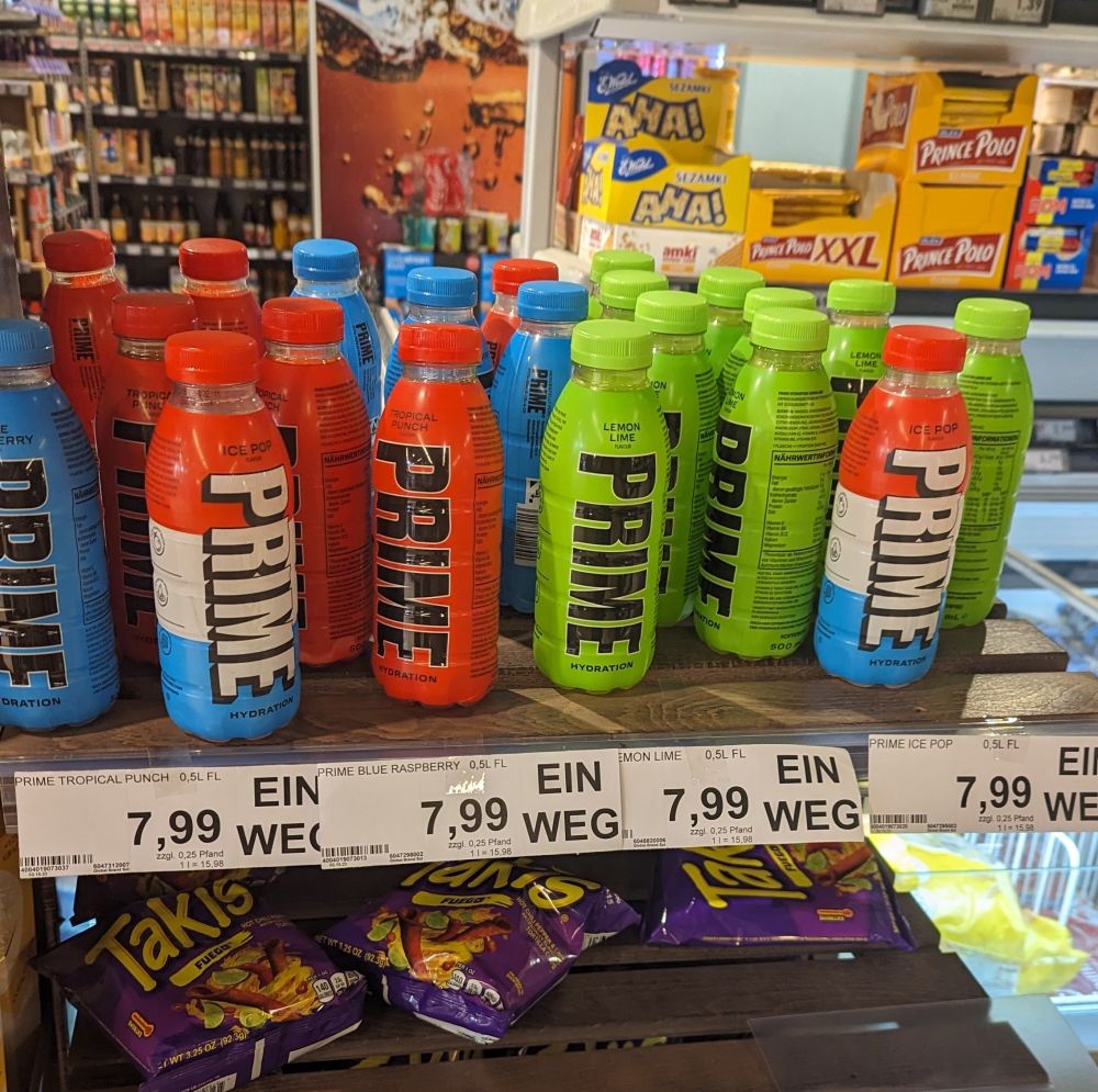 Zeigt ein Regal mit Prime Drinks für 7,99€.
