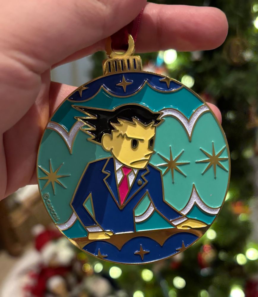 An Ace Attorney ornament featuring Phoenix on a blue background 