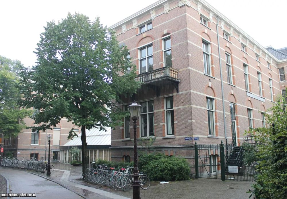 Datum opname: augustus 2014. De westelijke (links) en oostelijke (rechts) vleugels. Daartussen de mensa. De straat is de Vendelstraat.