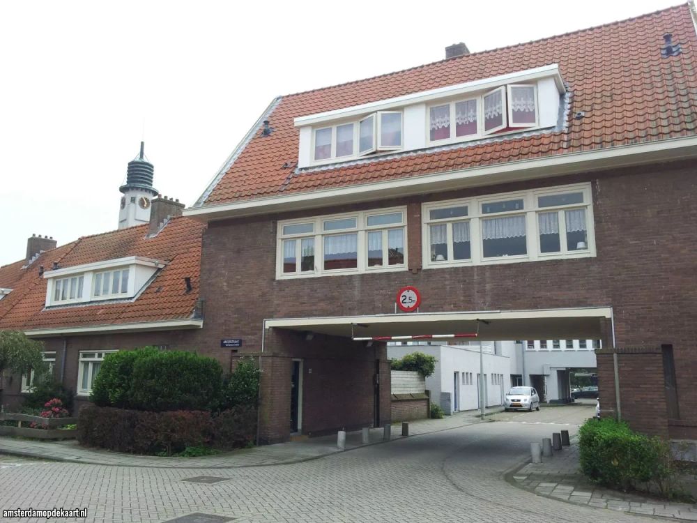 Datum opname: augustus 2011. Poortgebouw over de Brinkstraat richting Brink.