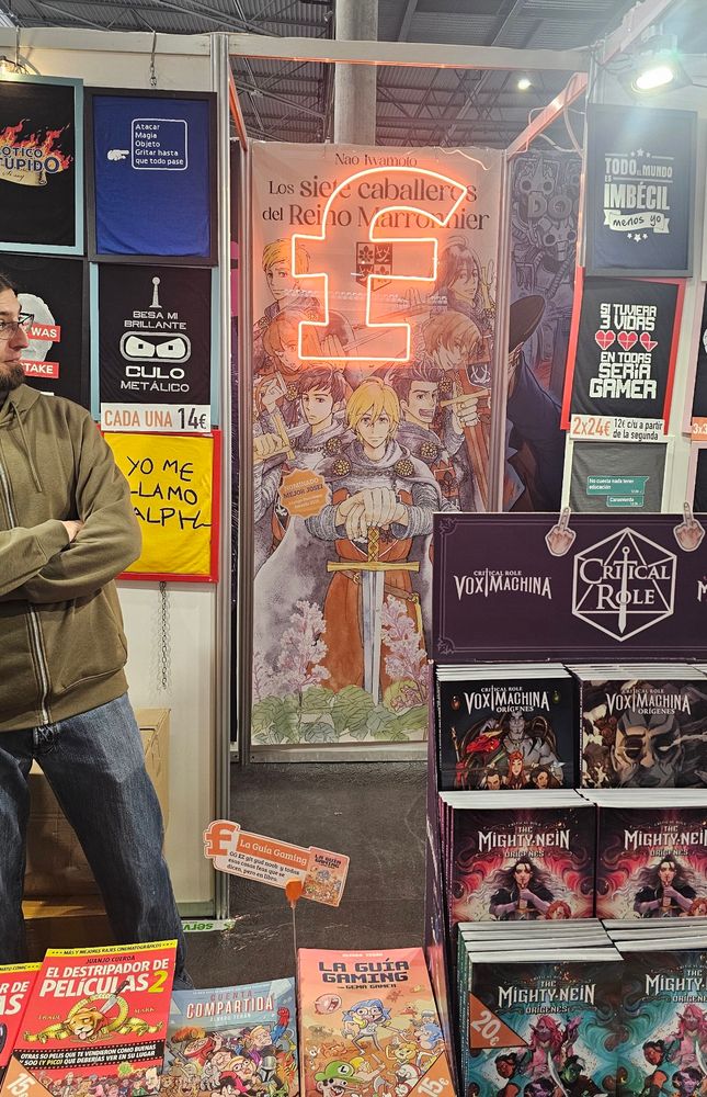 Un F de neón en el stand.