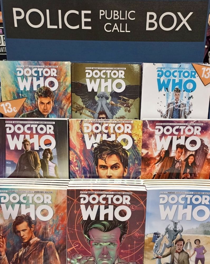 Una estantería con nueve cómics diferentes de Doctor Who.