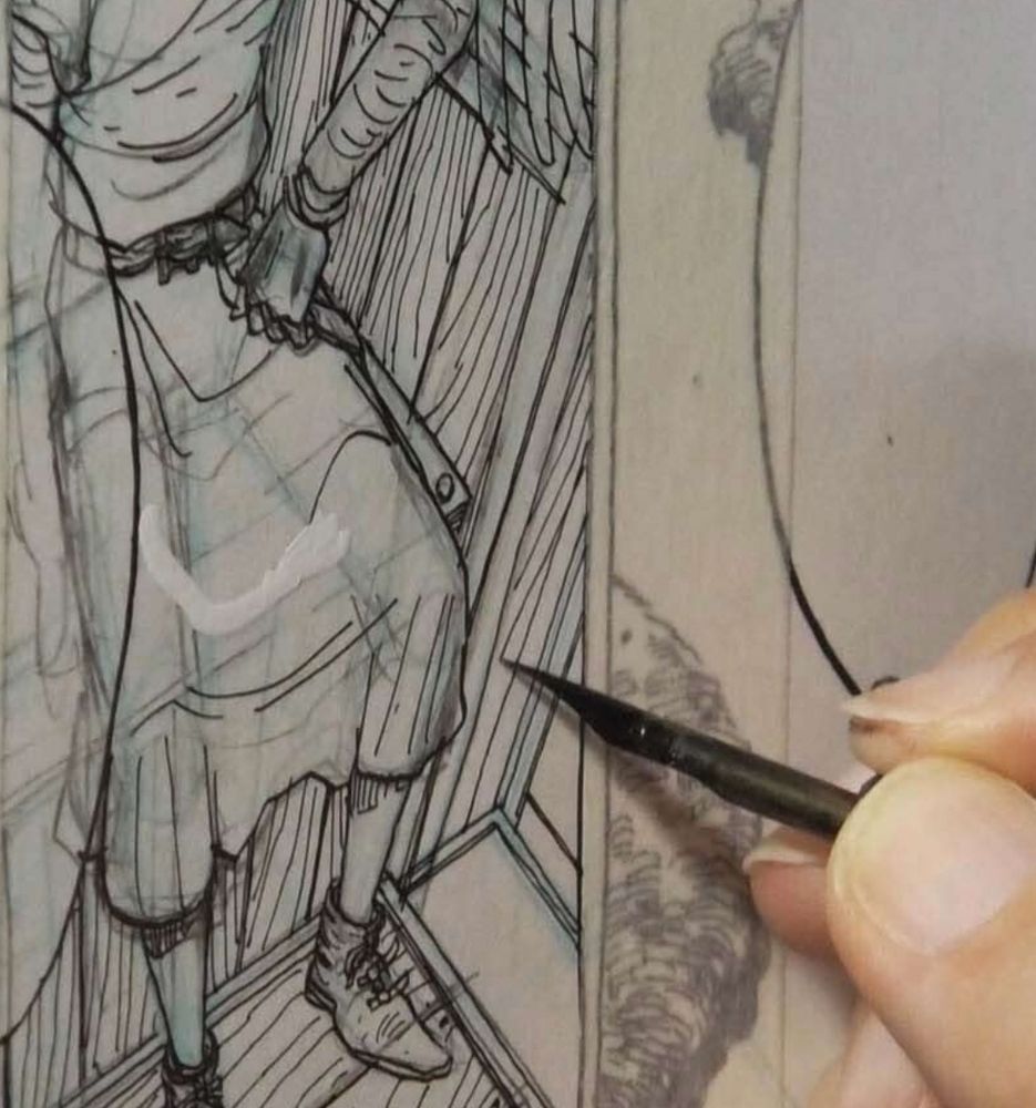 Nao Iwamoto entintando la ropa de otro personaje de su manga.