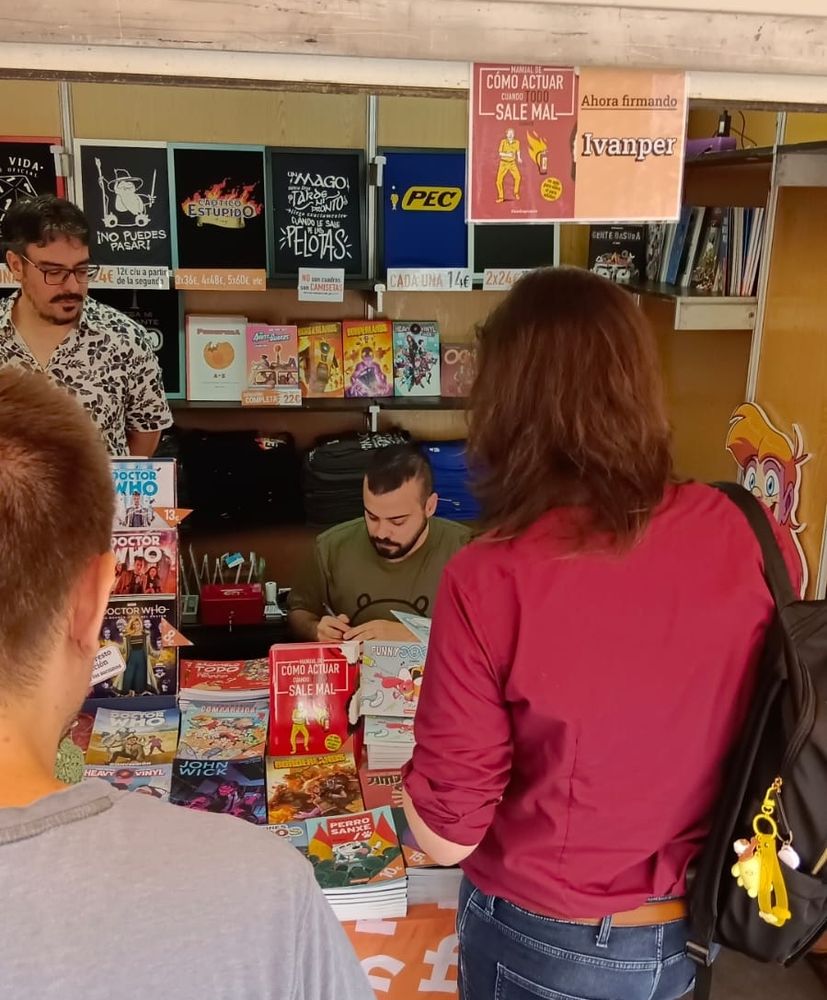 Ivanper firmando un tebeo en nuestra caseta de Getxo.