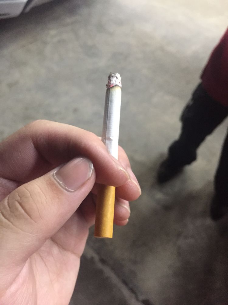 妈…我还是吸烟了……
只是我妹妹知道我有吸而已……
（晚上十点三十三分拍摄）