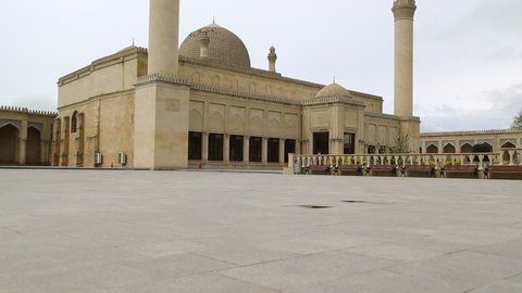 Mezquita de "La Madre de todas las Batallas", hoy conocida como "La Madre de todas las ciudades". Se dice que bajo ella y guardado por 3 puertas cerradas con llave, se encuentra el Corán escrito con la sangre de Sadam Husein, el cual se considera herejía.