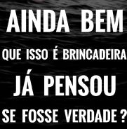 Mar escuro ao fundo, dando um toque de profundidade. Bem grande em letras brancas na frente está escrito: ainda bem que é brincadeira já pensou se fosse verdade?