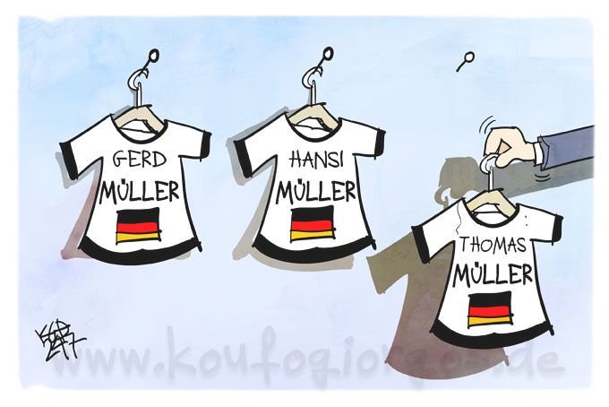 Karikatur: Zu den Nationalspieler-Trikots von Gerd und Hansi Müller gesellt sich das Trikot von Thomas Müller