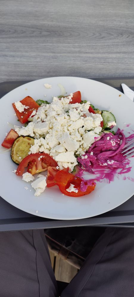 Maailman surullisin fetasalaatti. Kurkkua, tomaattia, kesäkurpitsaa ja fetaa. Punajuurisalaattia purkista.