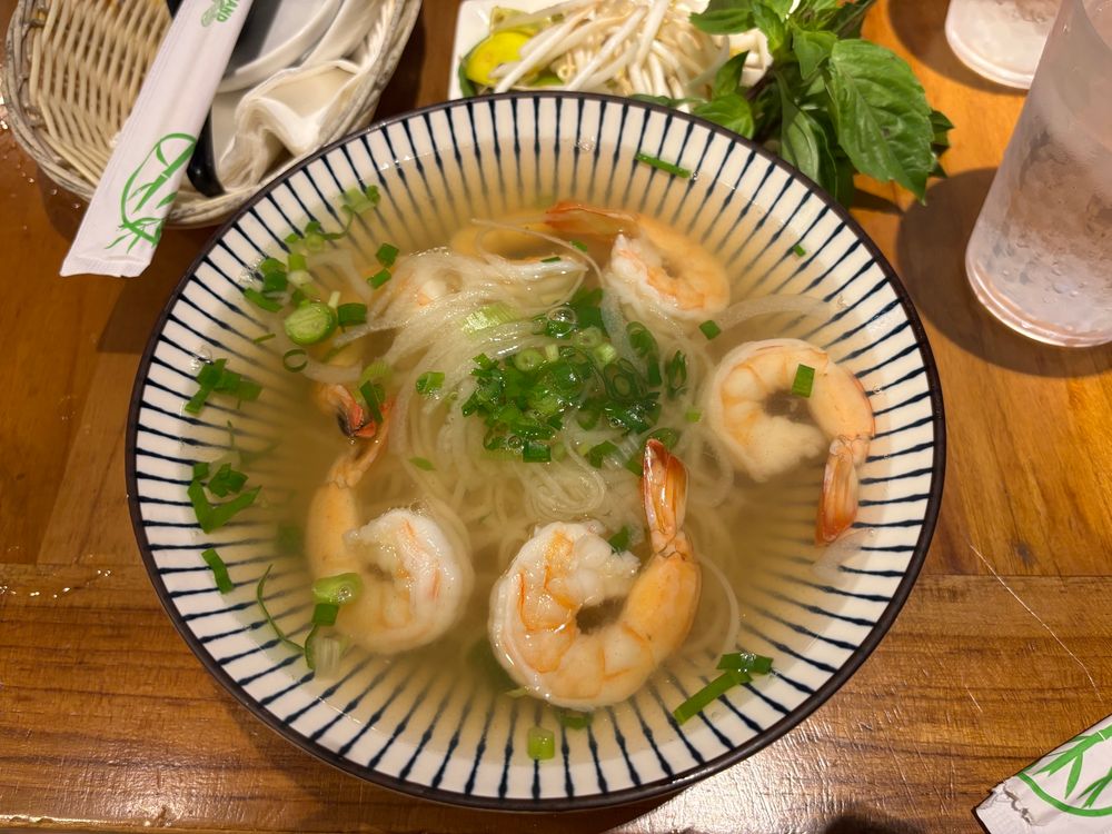 A bowl of shrimp Pho