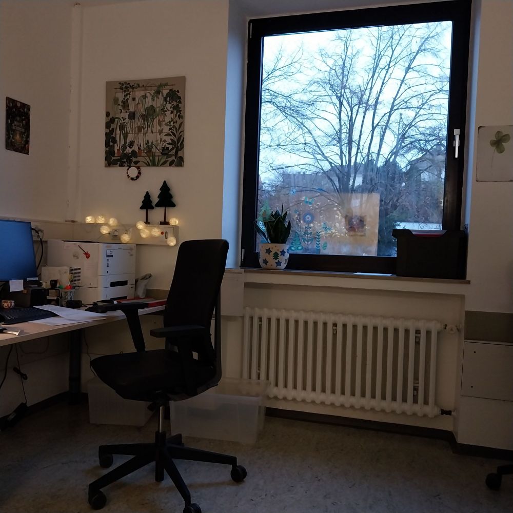 Das Bild zeigt den Teil eines Stationszimmer in einem nicht so ganz großem deutschen Krankenhaus.