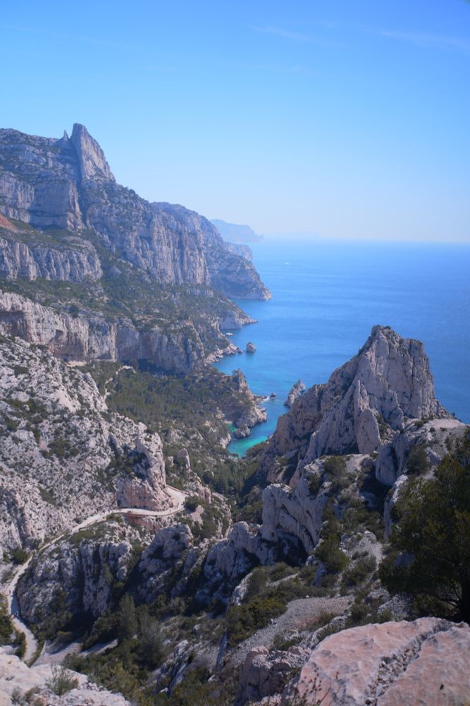 une photo de la calanque de Sugiton vue du belvédère