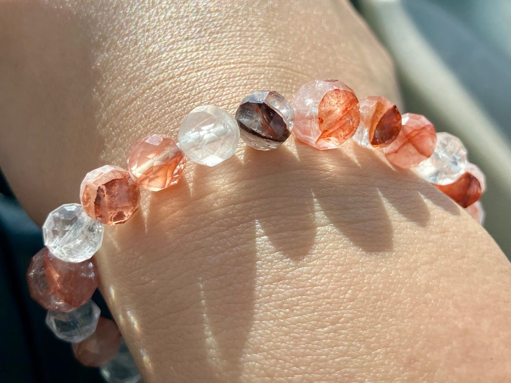 ヒマラヤマニカラン水晶 自然光チャレンジ
天珠と反対側