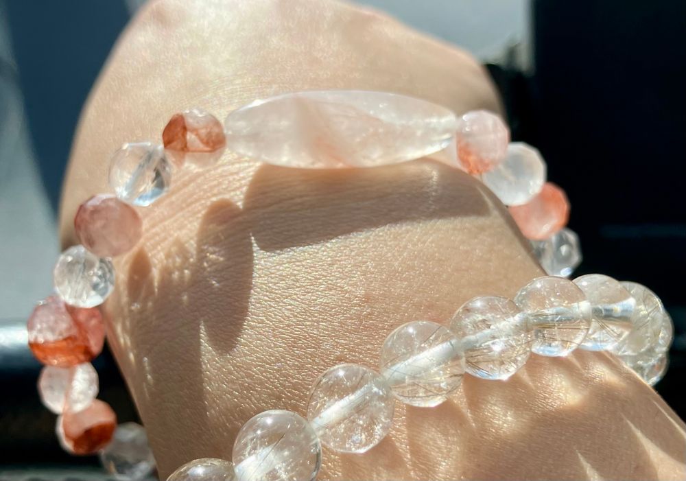 ヒマラヤマニカラン水晶 自然光チャレンジ
手前のシルバールチルにピント合っちゃってるwww