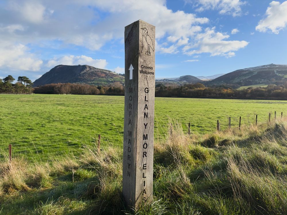 Wooden signpost saying Croeso (welcome in Welsh)  to Glan y More Elias Nature reserve in Conwy