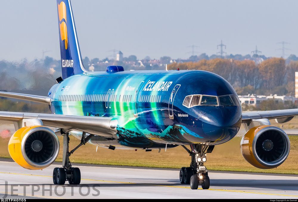 TF-FIU taxiing