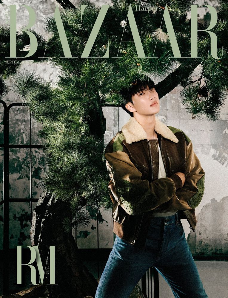 BAZAARの表紙
松の木の下にナムジュンさんが立っている
ファーとレザーのジャケットとジーンズ