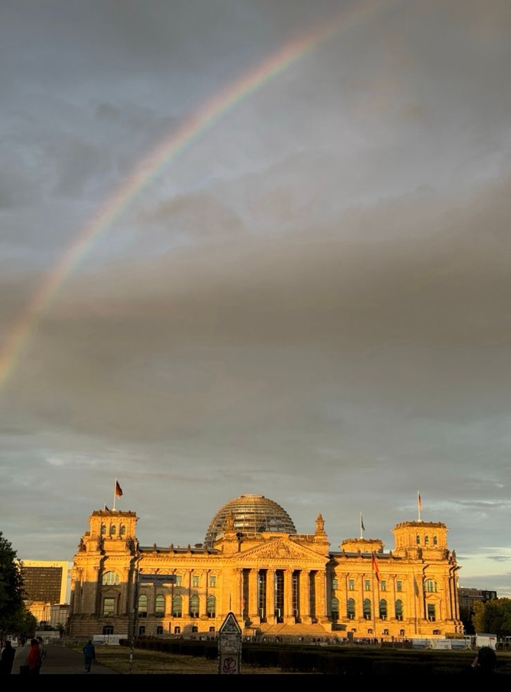 Regenbogen in grauen Wolken über dem Reichstagsgebäude! Ein Geschenk des Himmels für Frau Klöckner! 