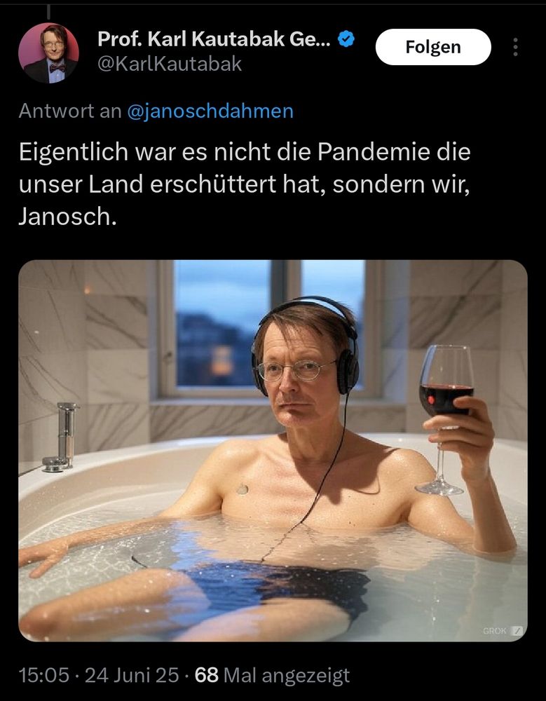 Auf dem Bild ist ein Mann in einer Badewanne zu sehen. Er trägt eine schwarze Badehose und schwarze Over-Ear-Kopfhörer. In seiner linken Hand hält er ein Rotweinglas, das etwa zur Hälfte gefüllt ist. Sein Blick ist ernst und direkt auf den Betrachter gerichtet. Die Badewanne scheint in einem Badezimmer mit Blick nach draußen zu stehen, da im Hintergrund ein Fenster mit einer Stadtsilhouette oder Bebauung erkennbar ist. Das Bild ist insgesamt gut beleuchtet.
