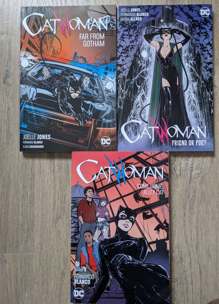 Photo de trois volumes du comics Catwoman.